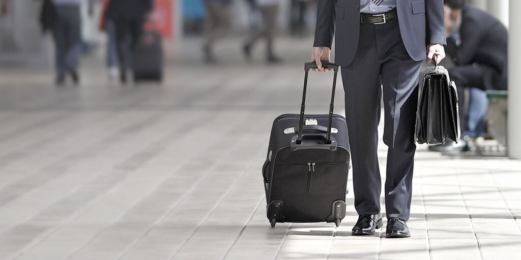 Geschäftsreisender mit Gepäck – Symbolbild für Travel Risk Management und weltweite Assistance von MD Medicus