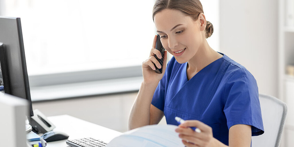 Pflegefachkraft am Telefon – Symbolbild für Unterstützung und Serviceleistungen für Pflegeeinrichtungen