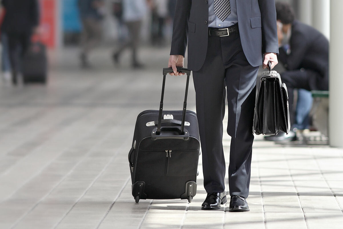 Business traveler with suitcase – symbolic image for MD Medicus travel risk management and worldwide medical support