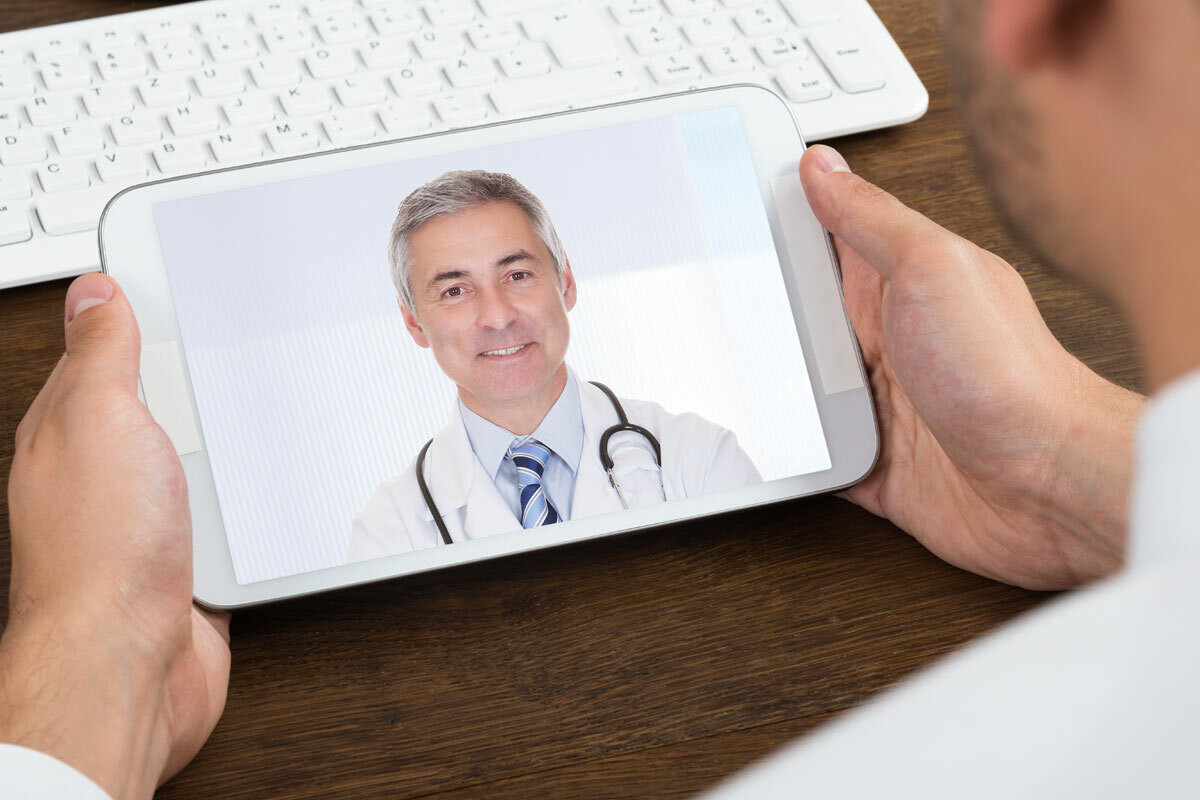 Tablet showing a doctor in a video call – MD Medicus video consultation for 24/7 medical support
